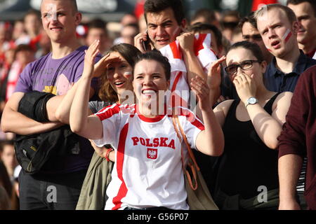 Danzig, Polen 21. Juni 2016 Fan-Zone in Gdansk Stadtzentrum während des Spiels der UEFA EURO 2016 in Frankreich. Polnischen Fußballfans Team zu reagieren, während die Polen V Ukraine Spiel Credit: Michal Fludra/Alamy Live News Stockfoto