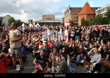 Danzig, Polen 21. Juni 2016 Fan-Zone in Gdansk Stadtzentrum während des Spiels der UEFA EURO 2016 in Frankreich. Polnischen Fußballfans Team zu reagieren, während die Polen V Ukraine Spiel Credit: Michal Fludra/Alamy Live News Stockfoto