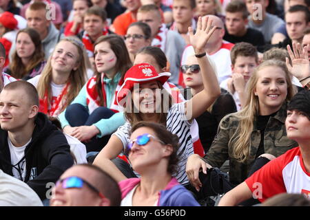 Danzig, Polen 21. Juni 2016 Fan-Zone in Gdansk Stadtzentrum während des Spiels der UEFA EURO 2016 in Frankreich. Polnischen Fußballfans Team zu reagieren, während die Polen V Ukraine Spiel Credit: Michal Fludra/Alamy Live News Stockfoto