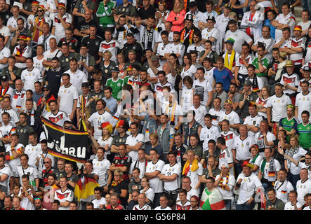 Paris, Frankreich. 21. Juni 2016. Unterstützer von Deutschland zu feiern nach der UEFA Euro 2016 Gruppe C Fußballspiel zwischen Nordirland und Deutschland am Stadion Parc des Princes in Paris, Frankreich, 21. Juni 2016. Foto: Peter Kneffel/Dpa/Alamy Live News Stockfoto