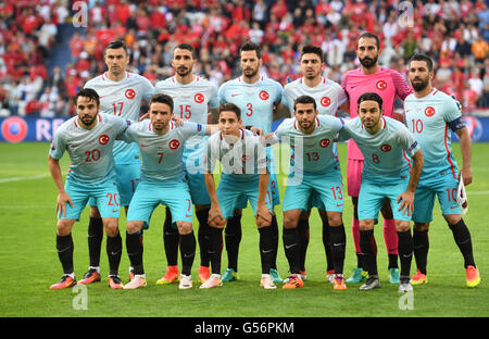 Spieler der türkischen Mannschaft Pose für Fotografen vor der UEFA Euro 2016 Gruppe D vorläufige Runde Fußballspiel zwischen Tschechien und der Türkei, Frankreich, 21. Juni 2016. Erste Zeile (L-R): Volkan Sen, Gokhan Gonul, Emre Mor, Ismail Koybasi und Selcuk Inan; Zweite Reihe (L-R): Burak Yilmaz, Mehmet Topal, Hakan Balta, Ozan Tufan, Torhüter Volkan Babacan und Arda Turan. Foto: Marius Becker/dpa Stockfoto