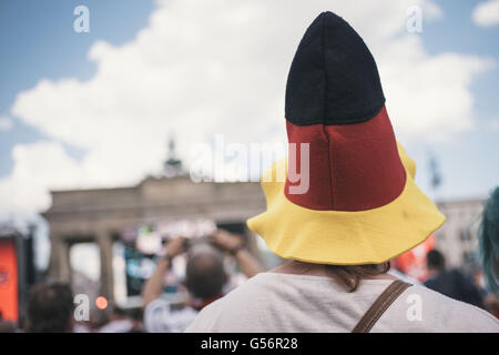 Berlin, Berlin, Deutschland. 21. Juni 2016. Ein deutscher Anhänger mit einem Hut auf Fan-Zone in Berlin vor Deutschland gegen Nordirland. Bildnachweis: Jan Scheunert/ZUMA Draht/Alamy Live-Nachrichten Stockfoto