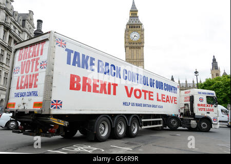Brexit EU-Referendum Fahrzeuge Kreis Parliament Square, London, UK - 21. Juni 2016 Stockfoto