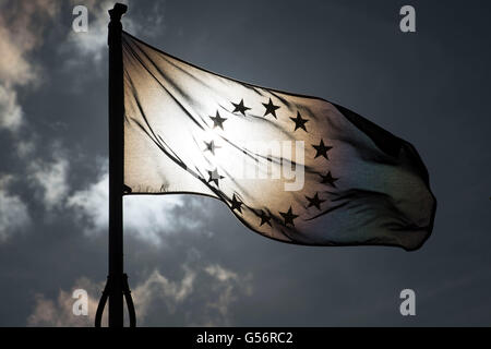 Cardiff, UK. 21. Juni 2016. Eine EU-Flagge gegen die Sonne vor dem Rathaus in Cardiff, Südwales. Großbritannien geht an die Urnen für eine Volksabstimmung über seinen Verbleib der EU am 23. Juni entscheiden.  Bildnachweis: Matthew Horwood / Alamy Live News Stockfoto