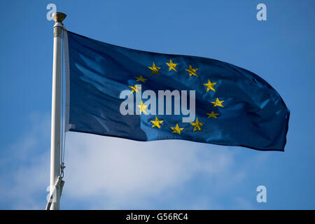 Cardiff, UK. 21. Juni 2016. Eine EU-Flagge vor dem Rathaus in Cardiff, Südwales. Großbritannien geht an die Urnen für eine Volksabstimmung über seinen Verbleib der EU am 23. Juni entscheiden.  Bildnachweis: Matthew Horwood / Alamy Live News Stockfoto