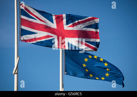 Cardiff, UK. 21. Juni 2016. Die Nationalflagge des Vereinigten Königreichs, der Union Jack Flagge und der Europäischen Union flag außerhalb Rathaus in Cardiff, Südwales. Großbritannien geht an die Urnen für eine Volksabstimmung über seinen Verbleib der EU am 23. Juni entscheiden.  Bildnachweis: Matthew Horwood / Alamy Live News Stockfoto