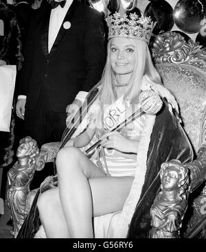 Die Gewinnerin des Miss World Wettbewerbs 1969 war Miss Austria, Eva Reuber-Staier, die hier nach ihrer Krönung zu sehen war. Stockfoto