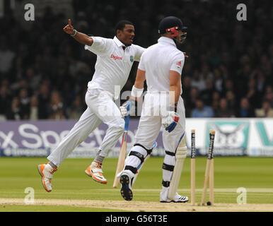 Shannon Gabriel von West Indies (links) feiert, nachdem er im Rahmen des Investec International Test Match im Lords Cricket Ground, London, das Wicket von Matt Prior in England genommen hat. Stockfoto