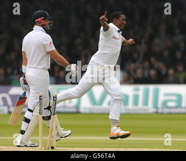 Shannon Gabriel von West Indies (rechts) feiert, nachdem er im Rahmen des Investec International Test Match im Lords Cricket Ground, London, das Wicket von Matt Prior in England genommen hat. Stockfoto