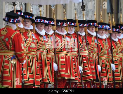 Teilnehmer eine Parade von Tausenden von Truppen in Windsor Castle, um das Diamantenjubiläum zu feiern. DRÜCKEN Sie VERBANDSFOTO. Bilddatum: Samstag, 19. Mai 2012. Sechs massierte Bands führten Militärangehörige und Frauen von der Royal Navy, Army und Royal Air Force (RAF) in die erhebende musikalische Parade. Zusammen mit anderen Mitgliedern der königlichen Familie auf einem Dai im Viereck von Windsor Castle - ihrer Lieblingsresidenz - lächelte die Königin und murmelte ihrem Mann während der Parade Kommentare zu. Außerhalb der Burgmauern säumten Tausende von Menschen die Straßen, um Gewerkschaftsflaggen anzufeuern und zu schwenken, wie die 2,500 Truppen aus der Stockfoto