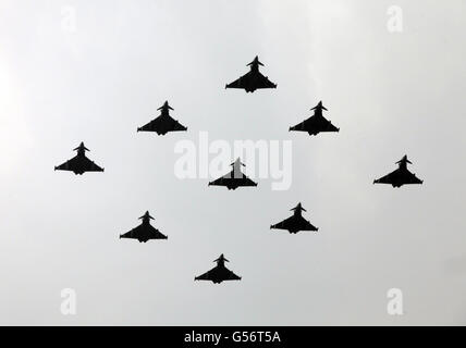 Neun Royal Air Force Taifune Kampfflugzeuge fliegen zu Ehren von Königin Elizabeth II während der Armed Forces Parade und Muster in Windsor Castle, Berkshire, vorbei. Stockfoto