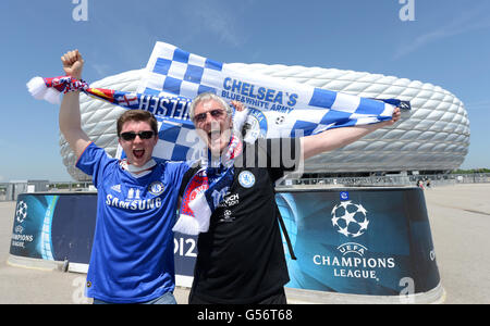 Fußball - UEFA Champions League - Finale - Bayern München / Chelsea - Allianz Arena. Craig und David Wylie aus Glasgow vor dem UEFA Champions League-Finale in der Allianz Arena in München. Stockfoto