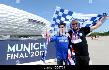 Fußball - UEFA Champions League - Finale - Bayern München / Chelsea - Allianz Arena. Craig und David Wylie aus Glasgow vor dem UEFA Champions League-Finale in der Allianz Arena in München. Stockfoto