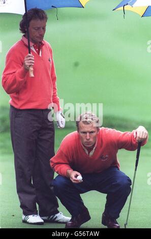 RYDER CUP GOLF. BERNHARD LANGER & PER ULRIK JOHANSSON, AUGE AUF DEN PUTT IN ROCHESTER, NY Stockfoto