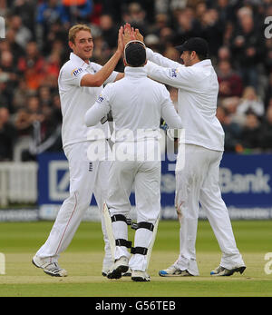 Englands Stuart Broad (links) feiert mit Tim Bresnan (rechts) und Matt Prior (Mitte), nachdem er während des Investec International Test Match im Lords Cricket Ground, London, das Wicket von Kemar Roach von West Indies übernommen hat. Stockfoto