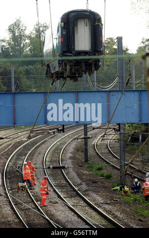 Ein Wagen wird von einem Kran von der Szene des Eisenbahnabsturzes in Hatfield, Herts, angehoben. Vier Männer starben und 34 Menschen wurden verletzt, als der Zug am 17/10/00 eine halbe Meile südlich des Bahnhofs Hatfield entgleiste. Der Schienenverkehr hat zusätzliches Geld erhalten, um die Eisenbahn sicherer zu machen. * wurde aber gewarnt, seine Leistung zu verbessern. Stockfoto