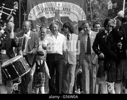 DER Präsident DER NUM (National Union of Mineworkers) Arthur Scargill (Mitte, weißes Hemd) schätzt die Pfeifen- und Trommeln-Band, die den marsch der Bergarbeitergewerkschaft zu einer Labour-Party-Gala in Cumnock, Ayrshire, begleitete. Stockfoto