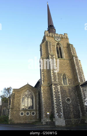 Die Kirche St. Mary und St. Peter in Stowmarket, Suffolk, wo der ehemalige Vikar Trevor Jones angeblich Kirchengelder gefummelt haben soll. Der 50-Jährige erschien vor einer Jury am Ipswich Crown Court, angeklagt wegen einer Reihe von Unehrlichkeitsdelikten. *.. Das beinhaltet Diebstahl, Erlangung von Dienstleistungen durch Täuschung und Erlangung von Geld durch Täuschung. Stockfoto