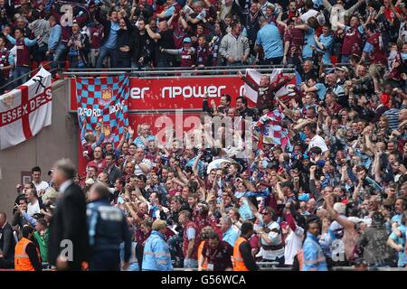 Fußball - npower Football League Championship - Play Off - Finale - Blackpool gegen West Ham United - Wembley Stadium. Fans von West Ham United feiern auf den Tribünen Stockfoto