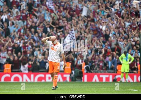 Der Blackpool-Spieler Stephen Crainey (links) und Torwart Matthew Gilks stehen beim Schlusspfiff niedergeschlagen, während die Fans von West Ham United auf der Tribüne feiern Stockfoto