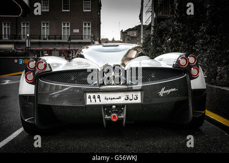 London, UK - Circa August 2013: Eine weiße Pagani Huayra im Sheraton Park Tower. Stockfoto