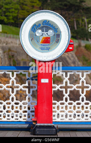 Münzwaagen am Meer auf dem Pier im beliebten Badeort Llandudno, Wales, Großbritannien Stockfoto