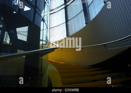 Foto von gelben abstrakte Metalltreppen Stockfoto
