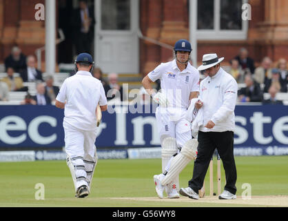 Der englische Alastair Cook (rechts) schaut zu, wie Jonathan Trott das Feld verlässt, nachdem Darren Sammy von West Indies während des Investec International Test Match auf dem Lords Cricket Ground, London, für 13 beim Bowling von Kemar Roach erwischt wurde. Stockfoto