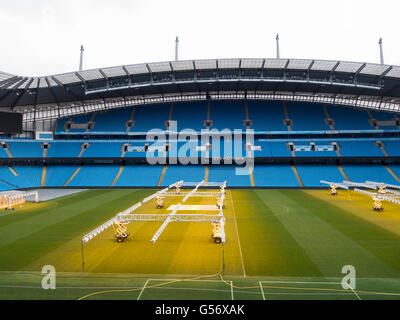 Beleuchtung-Rigs zu künstlichen Sonnenlicht im Winter für den Rasen auf dem Spielfeld, Etihad Stadium Manchester City UK Stockfoto