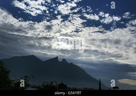 Foto von einem Berg und bewölktem Himmel. Der Cerro De La Silla-Berg in der Stadt Monterrey Mexiko Stockfoto