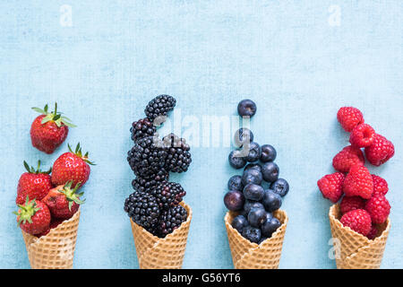 Waffel mit frischen Beeren, hausgemachte Zubereitung von Speiseeis Stockfoto