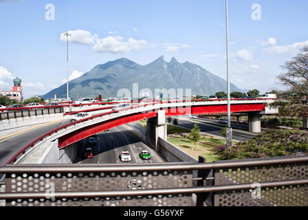 Foto von der Stadt Monterrey Mexiko und seine charakteristische Berg "Cerro De La Silla" Stockfoto