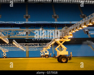 Beleuchtung-Rigs zu künstlichen Sonnenlicht im Winter für den Rasen auf dem Spielfeld, Etihad Stadium Manchester City UK Stockfoto