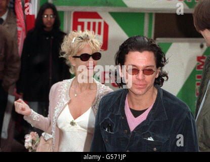 Library file picture dated 4/12/96 Paula Yates und Michael Hutchence kommen bei der Charity-Premiere von 'A Little Princess' in London an.***Bild übertragen am 05. November 2000 von Paula Yates, Wer hätte sich vom Tod ihres Geliebten Michael Hutchence erholt, wenn er sie nicht mit dem Getränk und den Drogen vorgestellt hätte. Eine neue Dokumentation The Real Paula Yates, die morgen Abend auf Kanal 4 um 21.30 Uhr gezeigt wird. Claims. Der einstündige Film mit dem Titel The Real Paula Yates verfolgt das Leben der farbenfrohen TV-Persönlichkeit, die im September in ihrem Londoner Haus tot aufgefunden wurde. Stockfoto