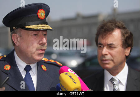 Garda-Kommissar Martin Callinan und Justizminister Alan Shatter beim Start des Alarmsysterms „Child Rescue Ireland“ (CRI) am hauptsitz von garda in Dublin. Stockfoto