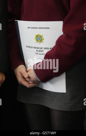 Ein Student hält eine Kopie des Child Rescue Ireland (CRI) Alert Plans bei der Einführung des Child Rescue Ireland (CRI) Alert Systerms am garda Headquarters in Dublin. Stockfoto