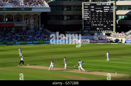 Cricket - 2012 Investec Test Series - Zweiter Test - England gegen Westindien - erster Tag - Trent Bridge. Die Westindischen Inseln Marlon Samuels (rechts) und Darren Sammy beim zweiten Testspiel in Trent Bridge, Nottingham. Stockfoto