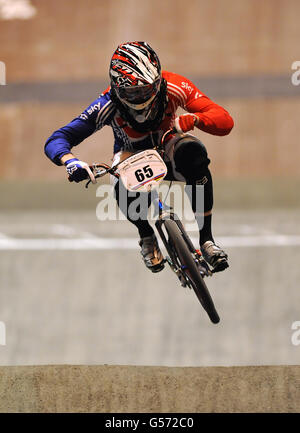 Der britische Liam Phillips bei den Elite Männer-Zeitfahren während der BMX-Weltmeisterschaft in der National Indoor Arena, Birmingham. Stockfoto