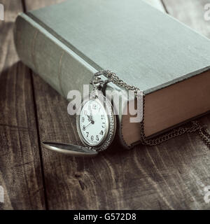 Vintage Taschenuhr auf alte Bücher. Nahaufnahme Foto Stockfoto