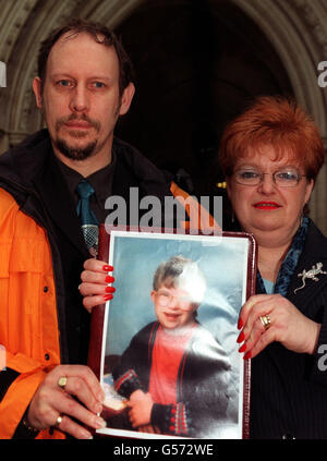 Maralyn Adey (rechts), Mutter von Kristian Adey, einem 15-jährigen Jungen mit Down-Syndrom, und ihrem Mann Alvin vor dem Londoner High Court. Frau Adey und ihr Mann verloren ihre Klage gegen die Leeds Health Authority und die NHS Litigation Authority. * Sie behaupteten, dass zwei Krankenhausberater nachlässig waren, weil die Ärzte Kristian nicht anraten konnten, als er ein Baby war, um einen angeborenen Herzfehler zu behandeln. Stockfoto