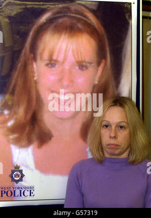 Sharon Hawkhead, 39, die Mutter des vermissten Leeds Teenagers Leanne Tiernan, vor einem Plakat von Leanne auf einer Pressekonferenz in der Weetwood Polizeistation in Leeds. Frau Hawkhead appellierte für Informationen über das Verschwinden ihrer 16-jährigen Tochter. * 08/07/02 der Paketlieferer John Taylor, der zugegeben hatte, sie bei einer früheren Anhörung entführt zu haben, gab zu, sie am Leeds Crown Court ermordet zu haben. Leanne verschwand im November 2000, nachdem sie einem Freund Auf Wiedersehen gesagt hatte und wurde erst wieder gesehen, als ihr Leichnam im August letzten Jahres in 16 Meilen entfernten Wäldern gefunden wurde Stockfoto