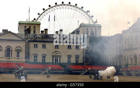 Die Königstruppe, die Royal Horse Artillery, feuern im Rahmen der Feierlichkeiten zum Diamantenjubiläum von Königin Elizabeth II. Einen königlichen Salute mit 41 Pistolen. Stockfoto