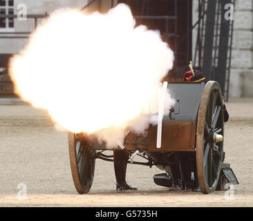 Die Königstruppe, die Royal Horse Artillery, feuern im Rahmen der Feierlichkeiten zum Diamantenjubiläum von Königin Elizabeth II. Einen königlichen Salute mit 41 Pistolen. Stockfoto