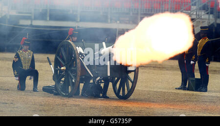 Die Königstruppe, die Royal Horse Artillery, feuern im Rahmen der Feierlichkeiten zum Diamantenjubiläum von Königin Elizabeth II. Einen königlichen Salute mit 41 Pistolen. Stockfoto