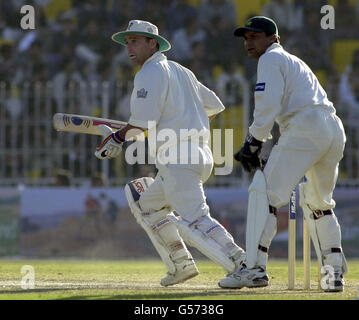 England Graham Thorpe in Aktion während seiner Innings des 79-Laufs am dritten Tag des zweiten Testmatches gegen Pakistan in Faisalabad. Stockfoto