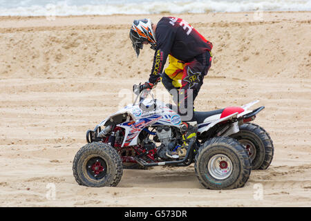 BXUK Meisterschaft Racing - Quad bikes Rennen rund um den Kurs in Bournemouth Beach im Juni beim Bournemouth Räder Festival Stockfoto