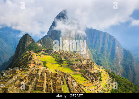 Machu Picchu ist ein 15. Jahrhundert Inkastätte 2.430 Meter über dem Meeresspiegel auf einem Bergrücken über dem Urubamba-Tal befindet sich Stockfoto