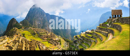 Machu Picchu ist ein 15. Jahrhundert Inkastätte 2.430 Meter über dem Meeresspiegel auf einem Bergrücken über dem Urubamba-Tal befindet sich Stockfoto