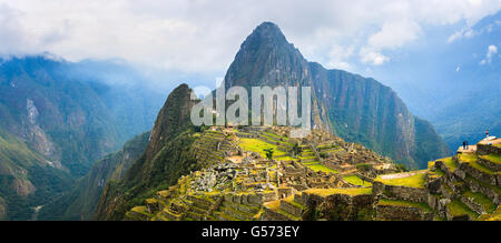 Machu Picchu ist ein 15. Jahrhundert Inkastätte 2.430 Meter über dem Meeresspiegel auf einem Bergrücken über dem Urubamba-Tal befindet sich Stockfoto