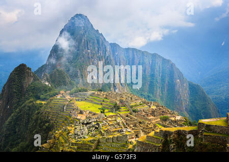 Machu Picchu ist ein 15. Jahrhundert Inkastätte 2.430 Meter über dem Meeresspiegel auf einem Bergrücken über dem Urubamba-Tal befindet sich Stockfoto